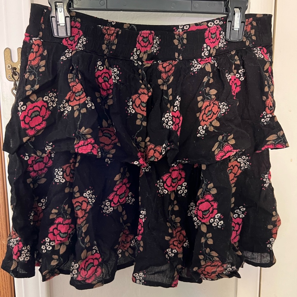 Wild pearl floral skirt - size M